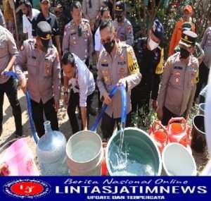 Polres Bondowoso Distribusikan Puluhan Ribu Liter Air Besih untuk Warga Terdampak Kekeringan di 6 Titik