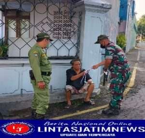 Serma Puri Terus Berikan Himbauan Prokes Dan Bagikan Masker Gratis di Wilayah