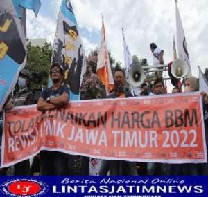 Gelar Demo Kenaikan BBM di Gedung Grahadi di Ikuti Ratusan Buruh se Jawa Timur