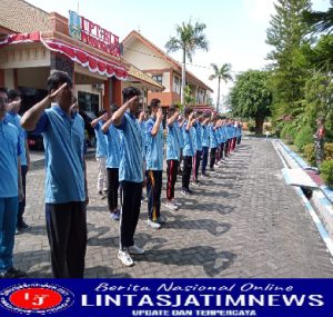 Ini Tujuan Babinsa Kodim 0802/Ponorogo Latih Baris Berbaris Kepada Siswa Siswi