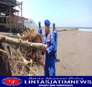 Tanggap Bencana, Satpolairud Polres Jember Lakukan Mitigasi Banjir Rob