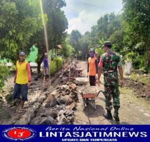 Babinsa Geneng Karya Bhakti Gotong Royong Membangun Fasilitas jalan