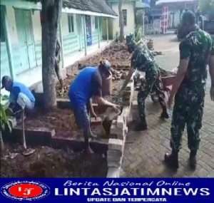 Babinsa Paron Gotong Royong pemasangan paving Di Wilayah Binaan
