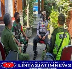 Gandeng Bhabinkamtibmas, Babinsa Kelurahan Bumi Gelar Komsos dan Pembinaan Kepada Linmas