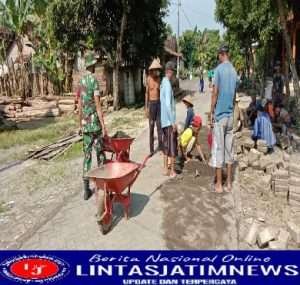 Perlancar Akses Jalan, Sertu Darmono bersama Warga Gotong-royong Perbaiki Jalan