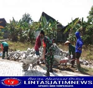 Serda Mardiyono Bersama Warga Gotong-royong Kerja Bakti Perbaiki Jalan