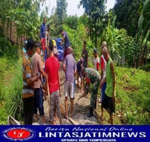 Sertu Ramelan Bersama Warga Kerja Bakti Rabat Jalan