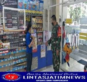Penerapan Prokes Babinsa Kelurahan Jajar, Swalayan Indomart Menjadi Sasaran