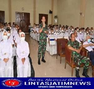 Didepan Taruna/Taruni APN Surakarta, Dandim 0726/Sukoharjo berikan materi Wasbang