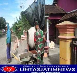 Kerja Bakti Pengecoran Jalan, Masyarakat Dibantu Babinsa