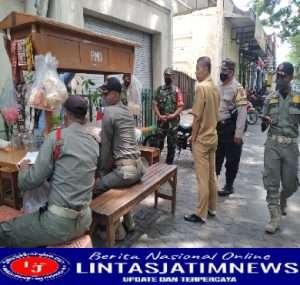 Babinsa Koramil 05/Pasarkliwon Bersama Tiga Pilar Dalam Penertiban PKL di Wilayah Binaan