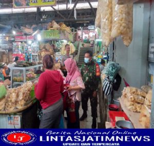 Babinsa Sudiroprajan Rutin Lakukan Sambang Pasar Berikan Himbuan Prokes