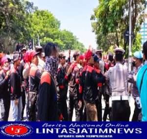 Buruh Jatim dan Polisi Bersitegang di Titik Kumpul Jalan Ahmad Yani
