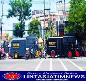 Mobil Polisi Nampak Berjejer Memenuhi Jalan Indarapura