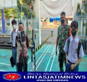 Tekan Angka COVID-19 Babinsa Kratonan Cek Prokes di SMA 1  Kristen Surakarta