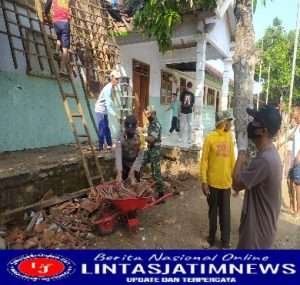 Teras Sekolah Roboh, Babinsa Kodim 0802/Ponorogo Ikut Gotong Royong Kerja Bakti