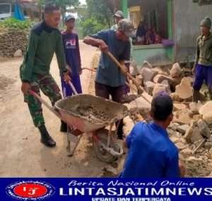 Babinsa Gotong Royong Bersama Warga Kedungpilang