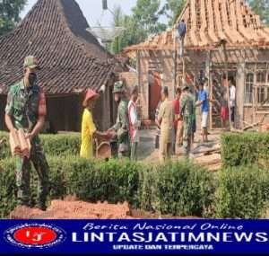 Tingkatkan Kemanunggalan TNI-Rakyat, Personil TNI Sidoharjo Bersama Warga Gotong-Royong Bangun RTLH