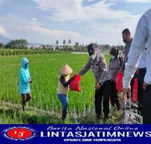 Penyesuaian Harga BBM,  Polisi di Banyuwangi Berbagi Sembako untuk Warga