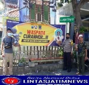 Polsek Tambaksari Giat Pasang Spanduk: Waspada Curanmor Motor Wajib Dikunci Ganda