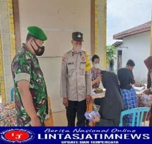 Babinsa Posramil 15 Pitu Kodim 0805 Ngawi Dampingi Penyaluran BLT BBM