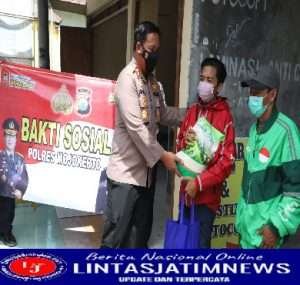 Polisi di Mojokerto Berbagi Sembako untuk Tukang Ojek Pasca Penyesuaian Harga BBM