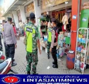 Pantau Harga Bahan Pokok Makanan, Babinsa Koramil 0801/03 Arjosari Kunjungi Pasar