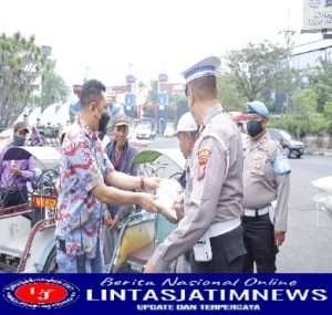 Polres Pelabuhan Tanjung Perak Berbagi Sembako untuk Ojol, Hingga Sopir Truk Kontainer