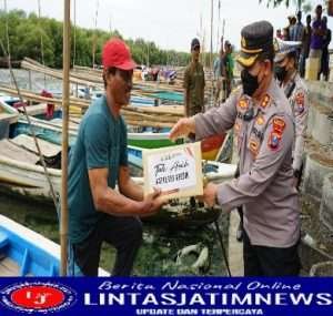 Kapolres Gresik Bagikan Ratusan Paket Sembako kepada Ojol, Sopir Angkot dan Nelayan