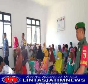 Babinsa Koramil 0801/Pacitan Dampingi Warga Miskin Terima BLT BBM