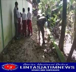 Penghijauan seorang Babinsa dengan Guru dan Murid SDN 1 Mojo melaksanakan penanaman Pohon