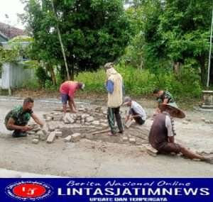 Babinsa Karangjati Manunggal Bersama Masyarakat Pembangunan Jalan Desa
