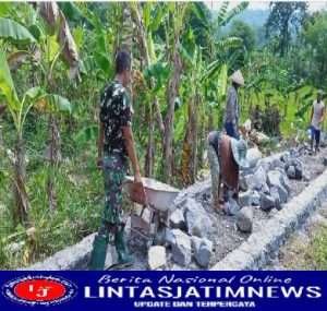 Babinsa Simo Tumbuhkan Semangat Gotong Royong Desa Sumber