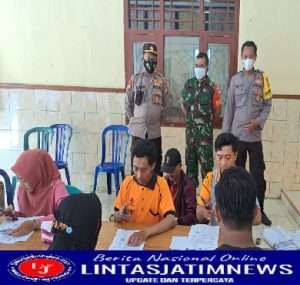 Pastikan Berjalan Aman Dan Lancar Serda Yatno Dampingi Penyaluran BLT BBM