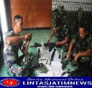 Pastikan Selalu Siap Digunakan, Ba Fourier Kodim Wonogiri Pimpin Bersihkan Senjata