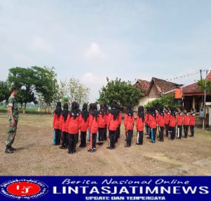 Tanamkan Disiplin, Babinsa Posramil 0805/19 Kasreman Latih PBB Peserta Diklat siswa SMK Kasreman