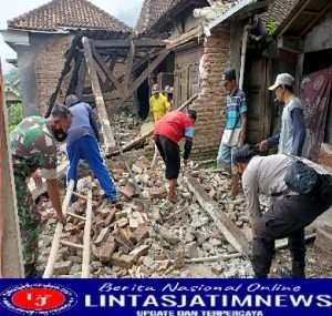 Sertu Martono Bantu Warga Bangun Rumah
