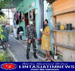 Babinsa Danukusuman Bagikan Obat ke Warga yang Isolasi