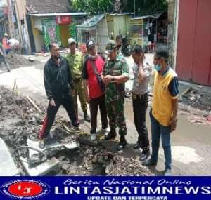 Babinsa Kemlayan dan Staf Kelurahan Tindak Lanjuti Aduan Warga