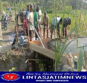 Budayakan Gotong Royong Babinsa Ngrombo bantu Cor Jalan
