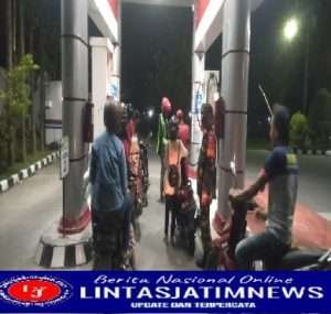 Harga BBM Naik, Babinsa Pantau dan Amankan SPBU di Wilayah Binaannya