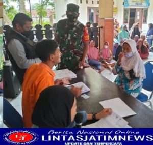 Pastikan Tepat Sasaran, Babinsa Koramil 0812/06 Ngimbang Dampingi Penyaluran BLT, BBM dan Sembako