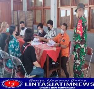 Bersama Bhabinkamtibmas Sertu Ahmad Suhartono Berikan Himbauan Prokes Pada Pembagian BLT di Wilayah Binaan