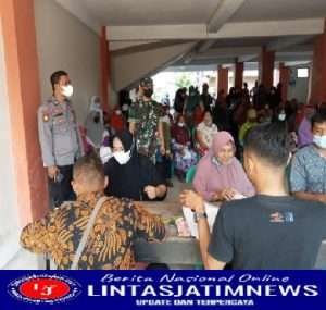 Pastikan Tetap Sasaran, Anggota Koramil Kalijambe Awasi pembagian BLT