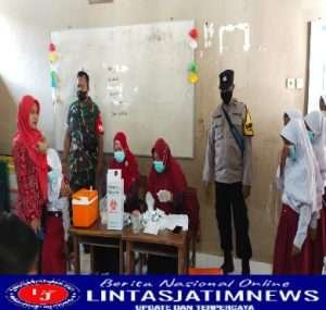 Babinsa Dampingi Imunisasi HPV dan MR Siswa- Siswi SDN 4 dan SD 5 Gilirejo Baru