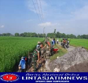 Anggota Koramil Kwadungan Bantu Petani Bangun Saluran Irigasi