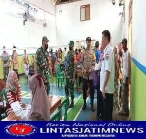 Sertu Mustopa Hadiri Penyerahan Kartu Tani Kepada Masyarakat