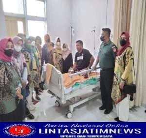 Wujud Kepedulian, Batuud Koramil 01/Laweyan Bersama Anggota Persit Jenguk Anggota yang Sakit