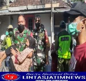 Terharu…!! Kesulitan Berjalan, Babinsa Koramil 04/Jebres Gercep Bopong Lansia Saat Terima BLT di Wilayah Binaan