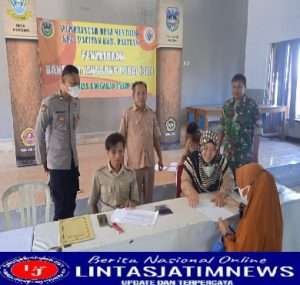 Babinsa Koramil 0801/Pacitan Lakukan Pendampingan Penyaluran BLT DD Kepada Warga